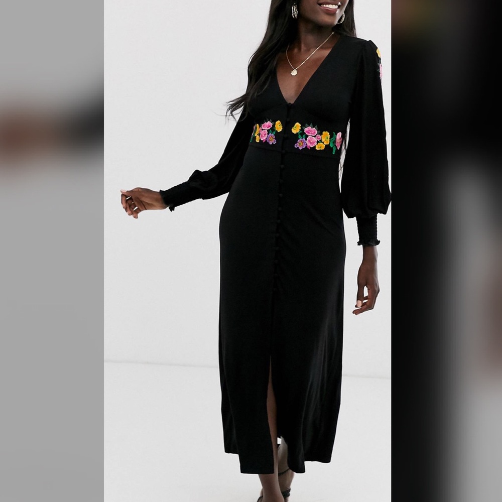 Dress with flowers on waist and sleeves